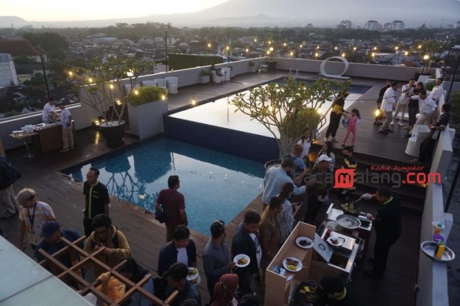 
 MaxOne Ascent Hotel Malang mengenalkan program buka puasa bersama  bertajuk “Waktu Iftar & Bercanda” di pool area, Selasa (7/3/2023) (Nedi Putra AW)