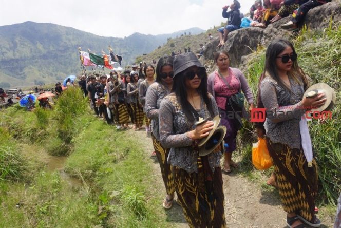 
 Iringan-iringan suku Tengger saat mengikuti upacara Melasti di kaki bukit Widodaren, di kawasan Taman Nasional Bromo Tengger Semeru, Minggu (19/3/2023). (Nedi Putra AW)