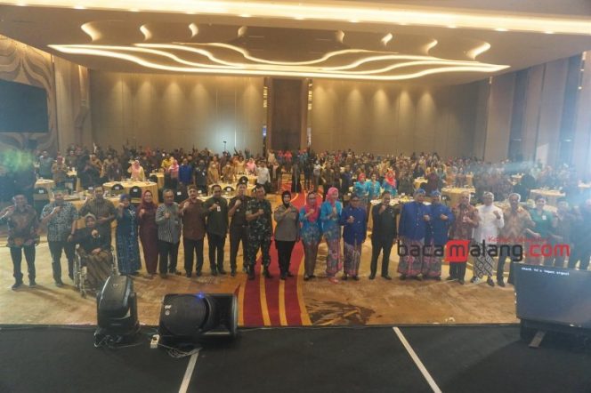 
 Peserta Musyawarah Rencana Pembangunan (Musrenbang) Rencana Kerja Pemerintah Daerah (RKPD) Kota Malang tahun 2024 berfoto bersama usai penandatanganan berita acara di Grand Mercure Malang Mirama hotel, Senin (20/3/2023). (Nedi Putra AW)