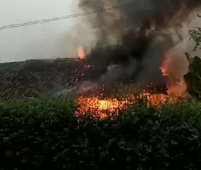 
 Kondisi gudang bekas kandang ayam saat dilalap si jago merah (Humas Polsek Kedungkandang)