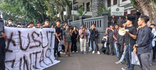
 Aksi Kamisan yang dilakukan oleh para mahasiswa di depan Balai Kota Malang. (istimewa) 