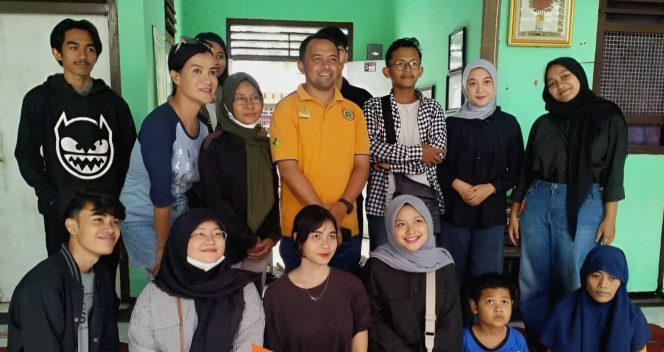 
 Menteri Sosial BEM FH UB, Titis Fitriani (duduk nomer dua dari kiri berkacamata) berfoto bersama di sela-sela kegiatan. (ist)