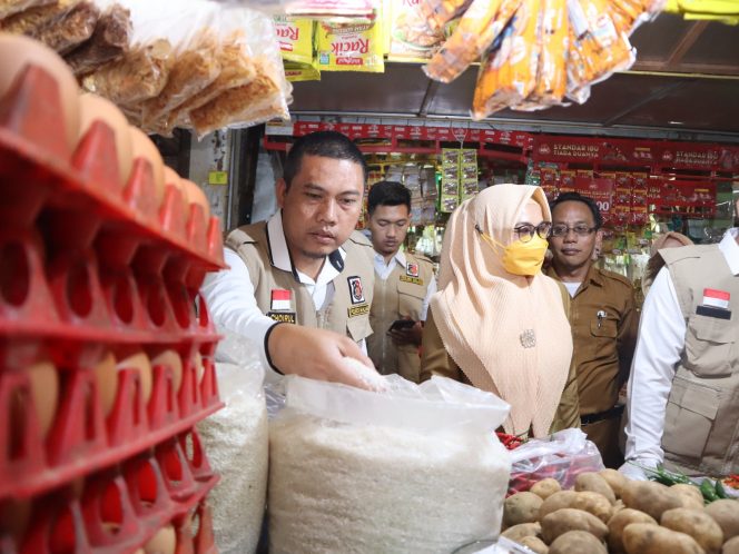 
 Sidak yang dilakukan Satgas Pangan Polres Malang bersama Disperindag di Pasar Kepanjen. (Humas Polres Malang for bacamalang) 