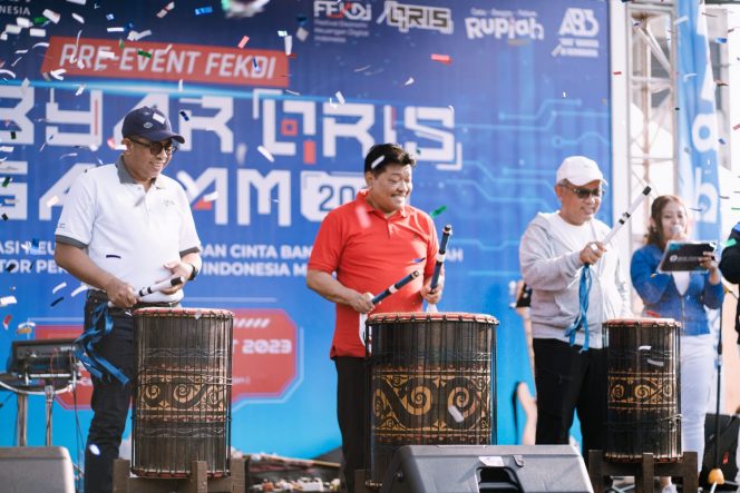 
 Kepala Perwakilan BI Malang Samsun Hadi (paling kanan), bersama undangan saat pembukaan Gebyar QRIS Ngalam 2023 di CFD Jl Simpang Balapan Kota Malang, Minggu (19/3/2023). (Dokumentasi BI Malang)