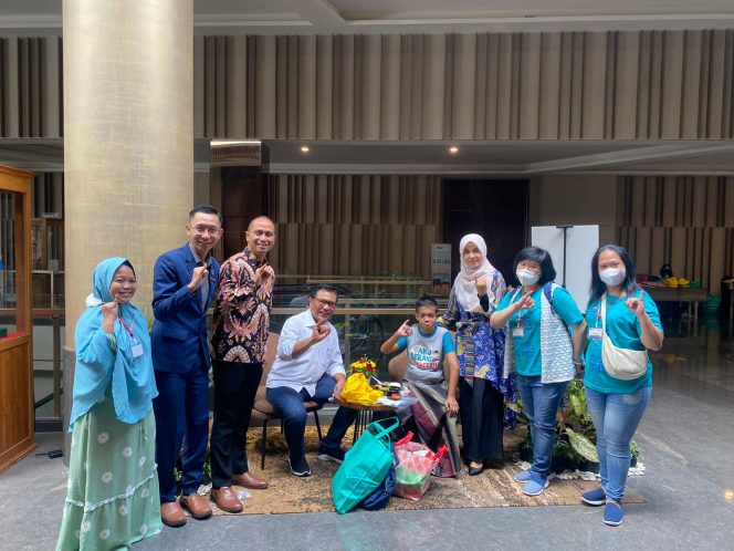 
 Wakil Wali Kota Malang Sofyan Edi Jarwoko duduk bersama salah satu peserta Khitan Ceria Anak Disabilitas di Grand Mercure Malang Mirama akhir pekan lalu. (Dokumentasi Grand Mercure Malang Mirama)