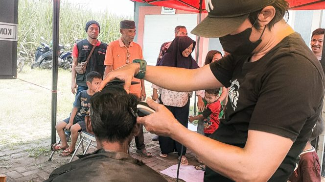 
 Yayasan SEMAIN, Komunitas Kordoba dan RSU Wajak Husada menggelar baksos cukur rambut eks ODGJ. (ist)