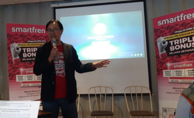 
 Regional Head South East Java Smartfren, Deckey Prasetiyo, saat memberikan paparan Smartfren triple bonus 