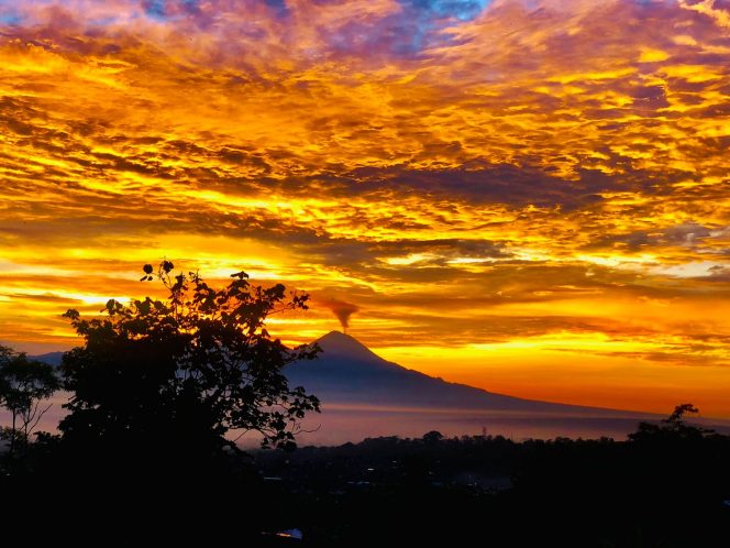 
 Pengamatan langit oleh Tim Astrofotografi UB. (Dokumentasi Eka Maulana)