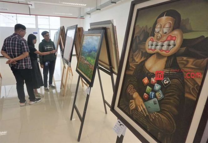 
 Pengunjung mengamati pameran lukisan bertajuk “Art Malang Kucecwara” di gedung Malang Creative Center (MCC) Kota Malang, Senin (3/4/2023). (Nedi Putra AW)