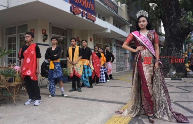 
 Siswa-siswi SMP Kristen 1 YPK Malang bersama 1st Runner Up Miss Teen Star Indonesia 2022, Elizabeth Natalia Indah saat fashion show bertema 