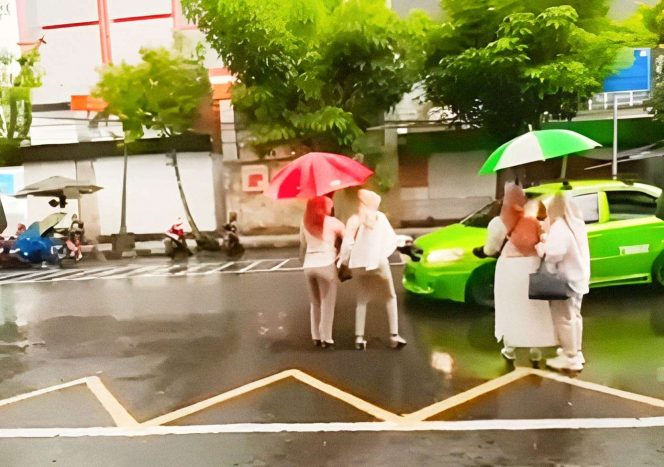 
 Kegiatan berbagi takjil Salon Malang Community. (ist)