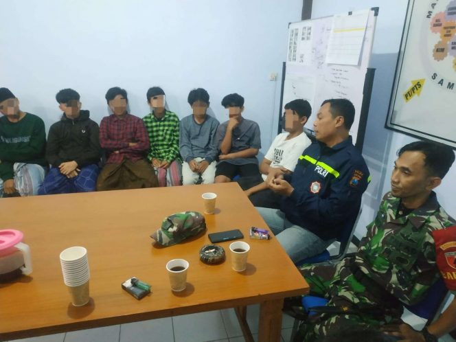 
 Belasan remaja pelaku prank pocong, saat tengah diberikan imbauan dan edukasi buntut aksi yang dilakukannya. (Yan)