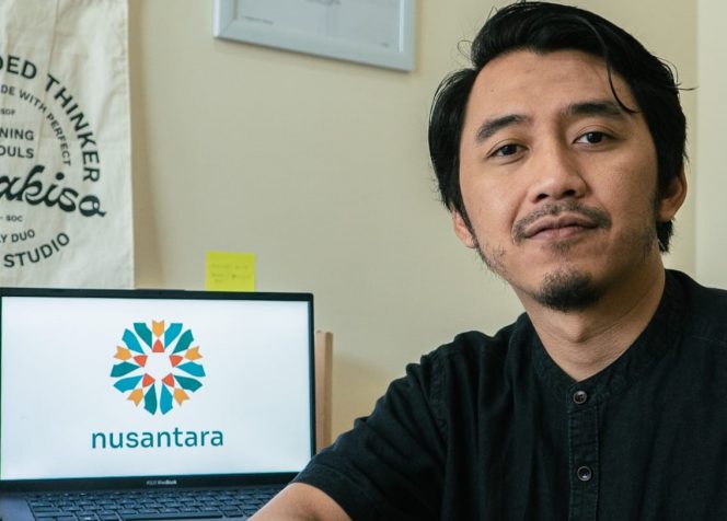 
 Desainer Malang, Dimas Fakhrudin bersama logo Ibu Kota Nusantara (IKN) hasil karyanya.  (Istimewa)