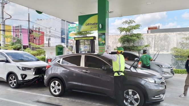 
 Sejumlah kendaraan mengisi bahan bakar di salah satu SPBU bp. Kini, PT bp-AKR hadirkan bahan bakar unggulan 