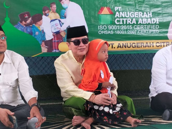 
 Nyaman dalam pangkuan Komisaris PT ACA Iwan Kurniawan. (ist)