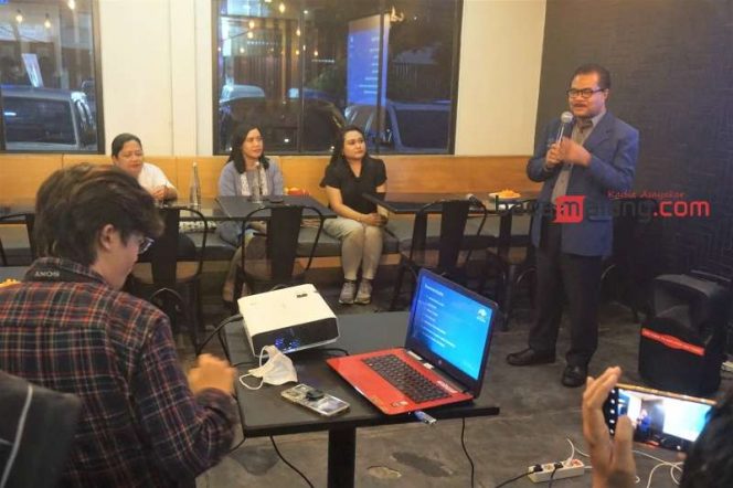 
 Wakil Rektor III Ma Chung yang juga rektor terpilih periode 2023-2027 Dr Ir Stefanus Yufra M Taneo saat paparan , dalam media gathering di Labore Coffee Eatery Malang, Rabu (3/5/2023) malam). (Nedi Putra AW)