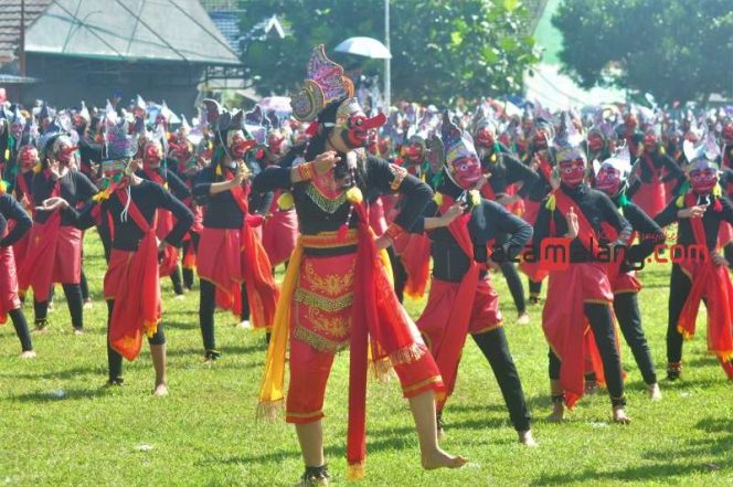 
 Aksi para pelajar SD SMP dan SMA di Kecamatan Pakisaji menggelar Gebyar Tari Bapang di lapangan setempat, Rabu (17/3/2023) (Nedi Putra AW)