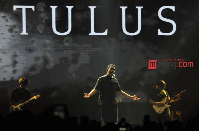 
 Tulus saat tampil dalam Play Music Festival di Gedung Graha Cakrawala Universitas Negeri Malang (UM), Jumat (19/5/2023).  (Nedi Putra AW)
