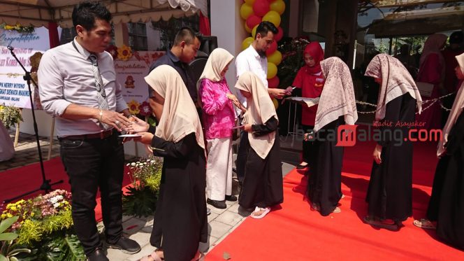 
 Owner Mie Kober Dimitri Arya Firmasnsyah beri santunan pada anak yatim piatu, saat melaunching Mie Kober Sulfat. (Rohim Alfarizi)