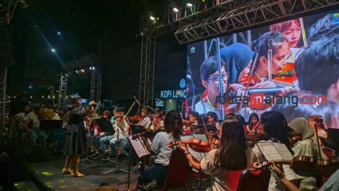 
 Malang Youth Orchestra saat tampil di panggung utama Malang One Zero Nine. (wahyu)
