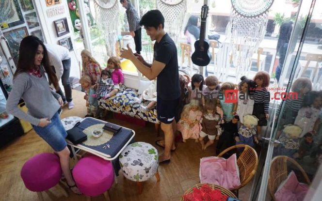 
 Dua orang tamu berfoto di Kafe Golekan, di Jalan Kecilung no. 28, Lowokwaru Kota Malang, Selasa (30/5/2023). (Nedi Putra AW)