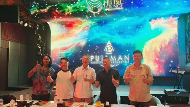 
 Berfoto bersama usai memberikan keterangan pers launching Anang Family Karaoke and Hi5five Lounge. (ist)