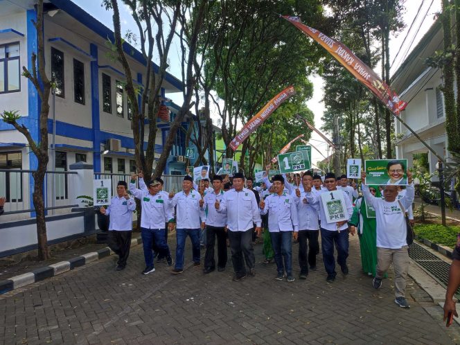 
 Rombongan pengurus dan kader PKB Kabupaten Malang saat tiba di KPU. (bacamalang/Dhimas) 