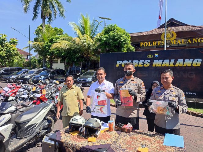 
 Wakapolres Malang didampingi Kasat Reskrim dan Kasi Humas dalam pers rilis di Mapolres Malang. (bacamalang/Dhimas) 