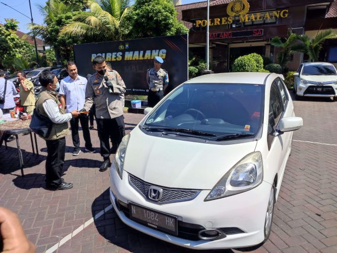 
 Mobil Honda Jazz milik Anang saat diserahterimakan oleh Wakapolres Malang. (bacamalang/Dhimas) 