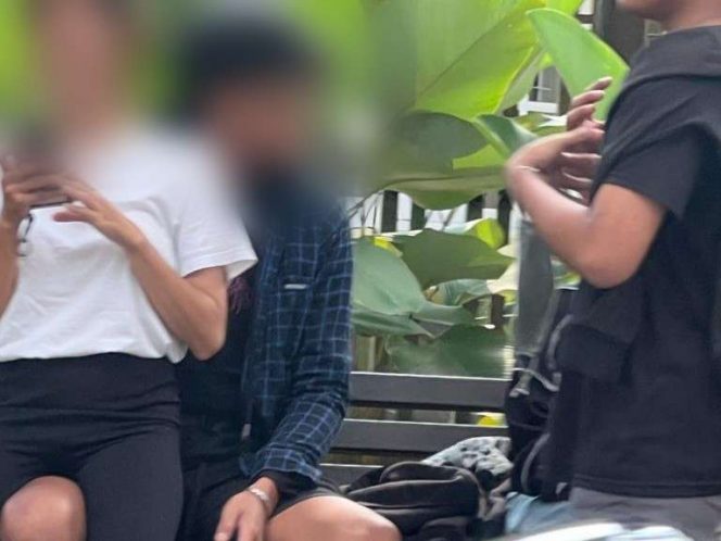 
 Muda mudi duduk berpangkuan di tempat Umum tanpa malu, ditegur oleh ibu-ibu (Medsos)