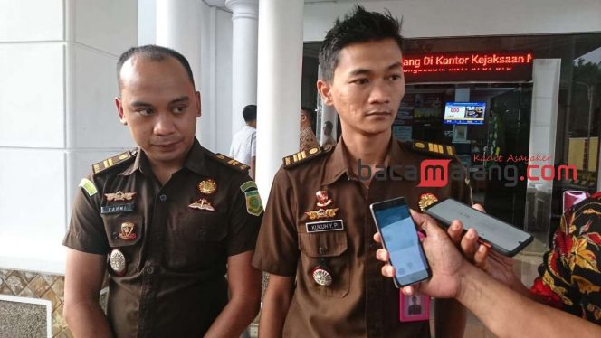 
 Kasubsi penyidikan Kejari Kota Malang, Kukuh Yudha Prakasa, SH. bersama Muhammad Fahmi, SH Kasubsi penuntutan, saat memberikan keterangan kepada awak Media. (Rohim Alfarizi)