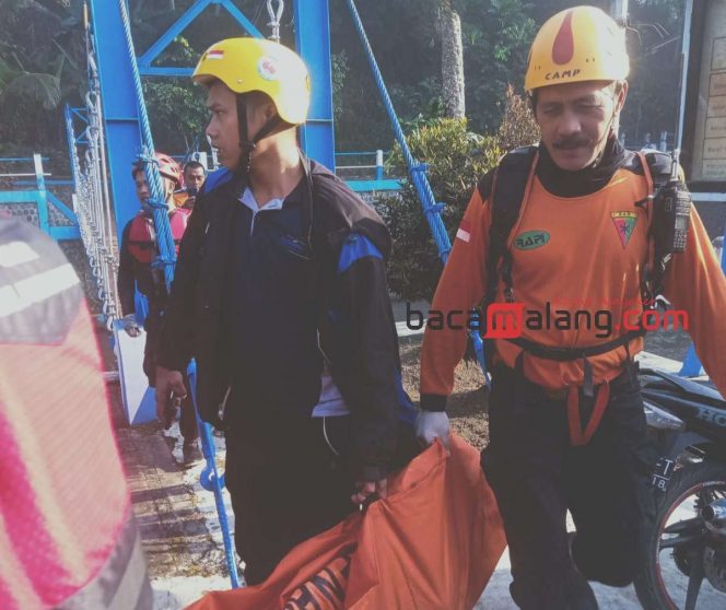 
 Petugas tim SAR Gabungan saat melakukan evakuasi tubuh korban yang diduga bernama M. Rifki dari Bendungan Blobo Kecamatan Kepanjen Kabupaten Malang. (Rohim Alfarizi)