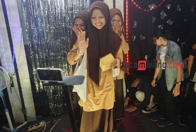 
 Tiga siswa mencoba Foto 360⁰  dari jurusan Rekayasa Perangkat Lunak dalam Gelar Karya Pembelajaran ke-3 di SMK Negeri 4 Malang, Kamis (22/6/2023). (Nedi Putra AW)