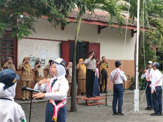 
 Edukasi anti narkoba diberikan saat pelaksanaan upacara bendera oleh Polisi RW Polsek Bululawang, IPTU Gandhi Suko, kepada murid sekolah di SMPN 2 Bululawang. (ist)