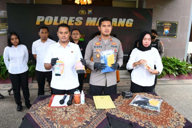 
 Wakapolres Malang didampingi Kasat Reskrim dan Kanit PPA menunjukkan barang bukti yang diamankan dari tersangka. (bacamalang/Dhimas) 