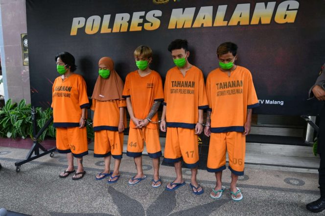 
 Kelima tersangka yang diamankan di Mapolres Malang. (bacamalang/Dhimas) 