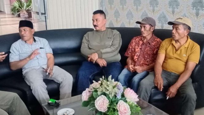 
 Perwakilan warga Majang Tengah dan Pamotan saat berada di Pendopo Kepanjen Kabupaten Malang. (ist)