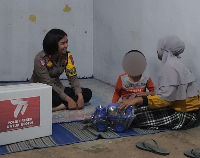 
 Kasatlantas Polres Malang yang juga Polisi RW 04 Kelurahan Kepanjen, AKP Agnis Juwita, bersilaturahmi ke salah satu anak difabel, AZ (10) di Jalan Raya Kepanjen, Kecamatan Kepanjen. (dok Humas Polres Malang).