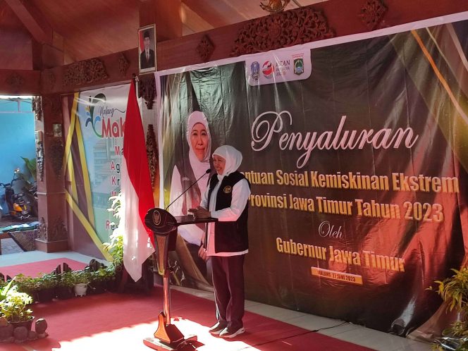 
 Gubernur Jatim Khofifah Indar Parawansa saat hadir pada kegiatan penyaluran bantuan sosial kemiskinan ekstrem di Kecamatan Gondanglegi. (bacamalang/Dhimas)