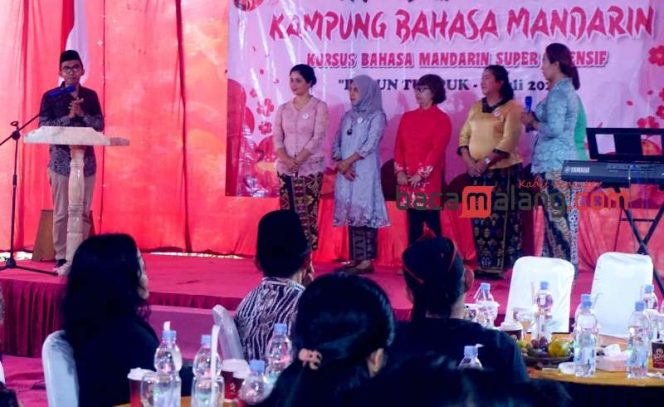 
 Alumnus Pondok Pesantren Nurul Jadid, Probolinggo Novi Basuki, berbincang dalam bahasa Mandarin dengan ibu-ibu warga Dusun Tumpuk  saat peresmian Kampung Bahasa Mandarin di Dusun Tumpuk, Desa Besuki, Kabupaten Tulungagung, Sabtu (1/7/2023). (Nedi Putra AW)