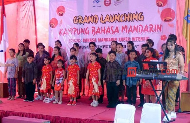 
 Anak-anak Dusun Tumpuk, Desa Besuki Kabupaten Tulungagung saat menyanyikan lagu Rayuan Pulau Kelapa dalam bahasa Mandarin, Sabtu (1/7/2023).(Nedi Putra AW)