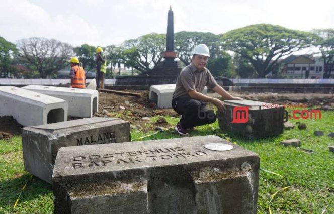 
 Pemerhati sejarah Tjahjana Indra Kusuma saat meninjau 3 balok bangku kenangan di tengah proyek revitalisasi Alun-Alun Tugu Kota Malang, Selasa (4/7/2023). (Nedi Putra AW)