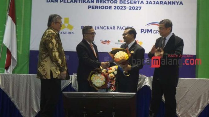 
 Dr. Ir. Stefanus Yufra M Taneo MS., M.Sc. (kanan) menjadi Rektor terpilih Universitas Ma Chung periode 2023-2027 menggantikan Prof. Murpin Josua Sembiring (kiri) dalam upacara pelantikan dan sumpah jabatan di Gedung Balai Pertiwi, Kamis (6/7/2023). (Nedi Putra AW)