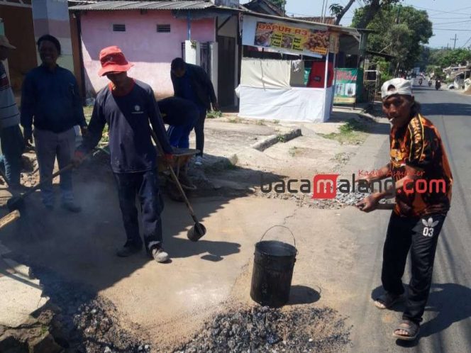 
 Warga dusun Song-song sedang melakukan perbaikan jalan yang menjadi akses perekonomian warga setempat. (Rohim Alfarizi)