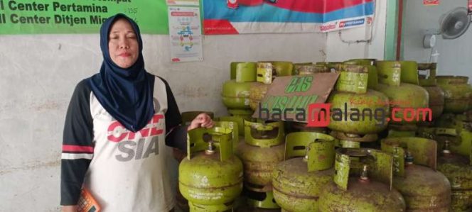 
 Aini pemilik pangkalan LPG 3 Kilogram, yang tidak bisa melayani masyarakat karena kosong (Rohim Alfarizi)