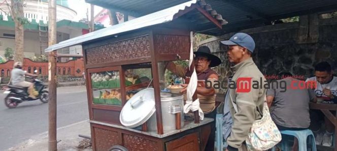 
 Bakso legendaris Pak Ji, yang setiap harinya selalu diburu para pecinta kuliner. (Yan)
