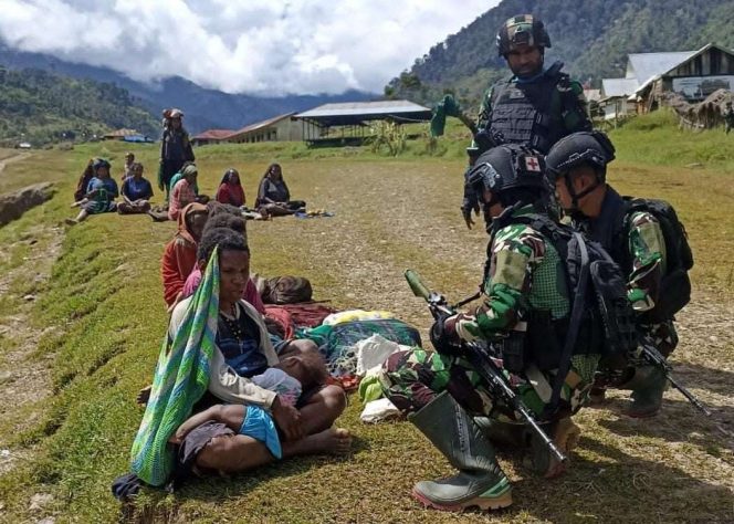 
 Warga Distrik Mbua Sambut Hangat Satgas Yonif PR 433/JS. (ist)