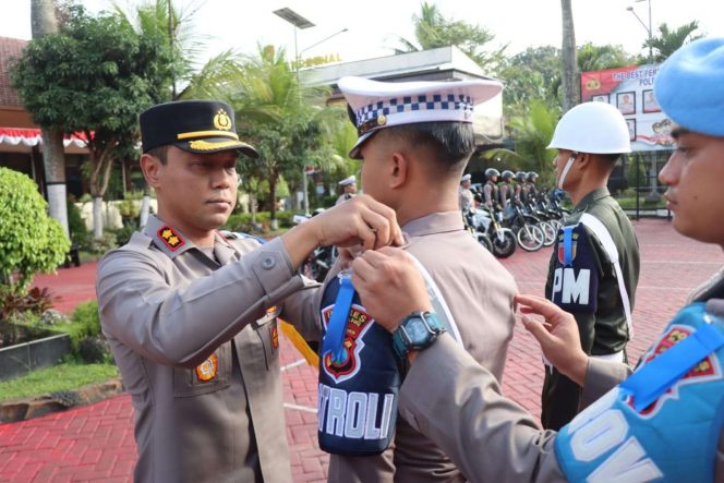 
 Kapolres Malang AKBP Putu Kholis Aryana menyematkan pita kepada perwakilan anggota yang melaksanakan Operasi Patuh Semeru 2023. (ist) 