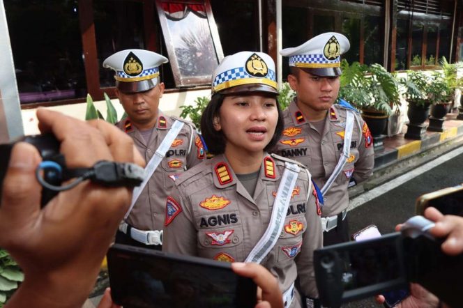 
 Kasatlantas Polres Malang AKP Agnis Juwita Manurung (tengah) didampingi KBO Satlantas Polres Malang dan Kanit Regident Satlantas Polres Malang saat memberikan keterangan kepada wartawan. (ist) 