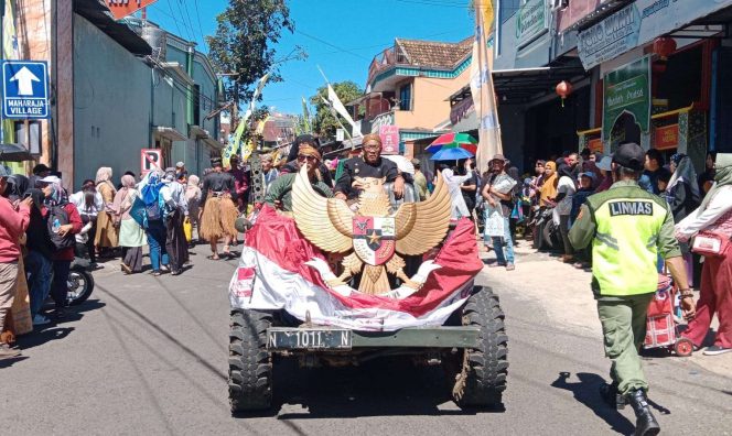
 Kades Oro-Oro Ombo Wiweko, saat menaiki mobil jeep mengikuti karnaval bersih desa (Yan)